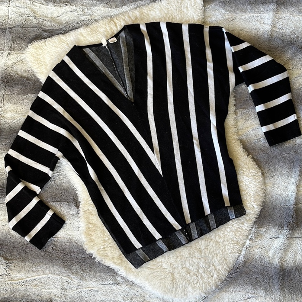 Anthropologie - Moth- Black and White Stripped V-Neck Baggy Long Sleeve Sweater